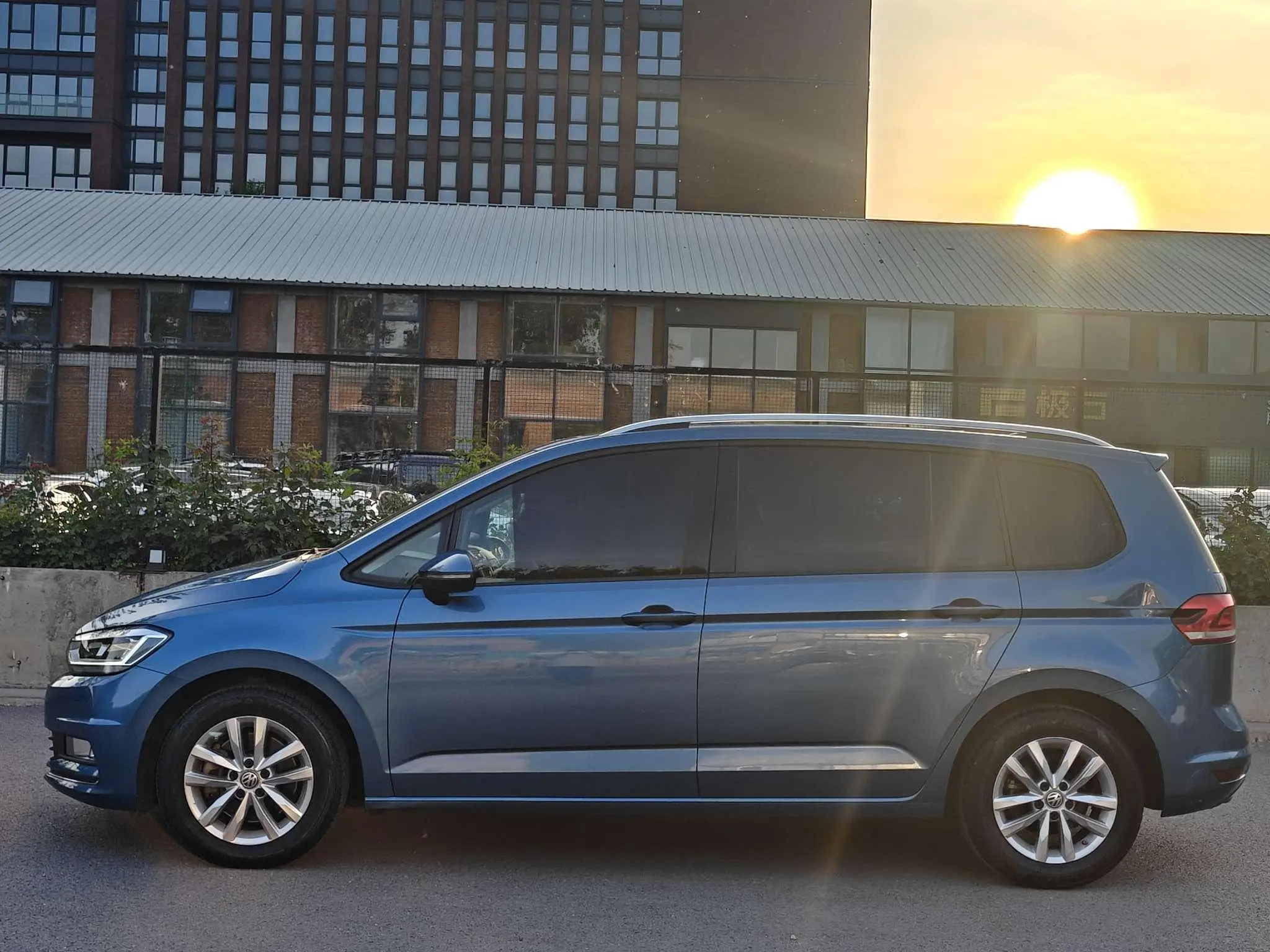 Volkswagen Touran L 280TSI Automatic Shuya Version