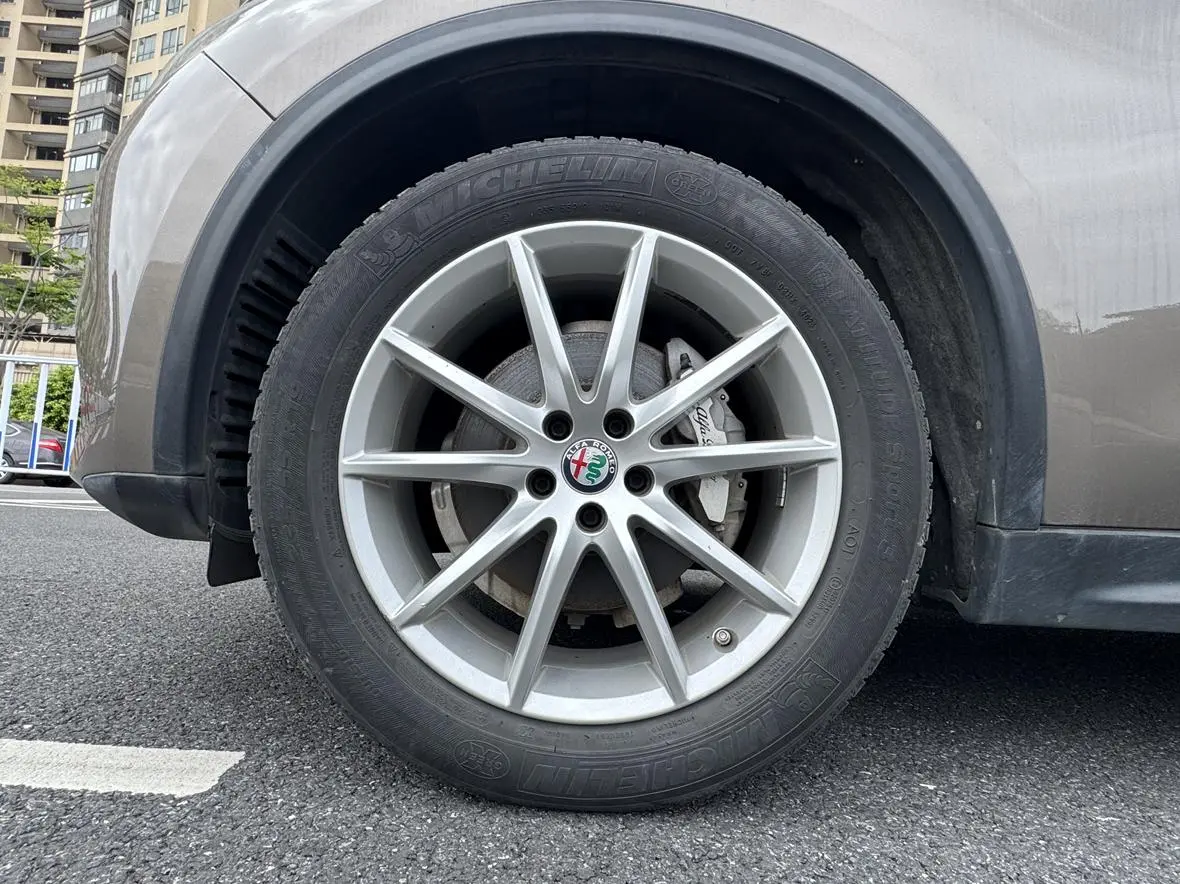 Alfa Romeo Stelvio 2.0T 280HP Deluxe Edition