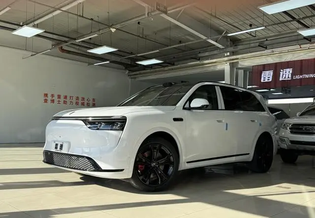 AITO Ask the world M8 Pure electric Max+ six-seater four-wheel drive version