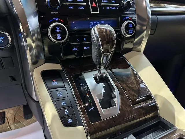 TOYOTA Elfa Dual engine 2.5L Deluxe Edition