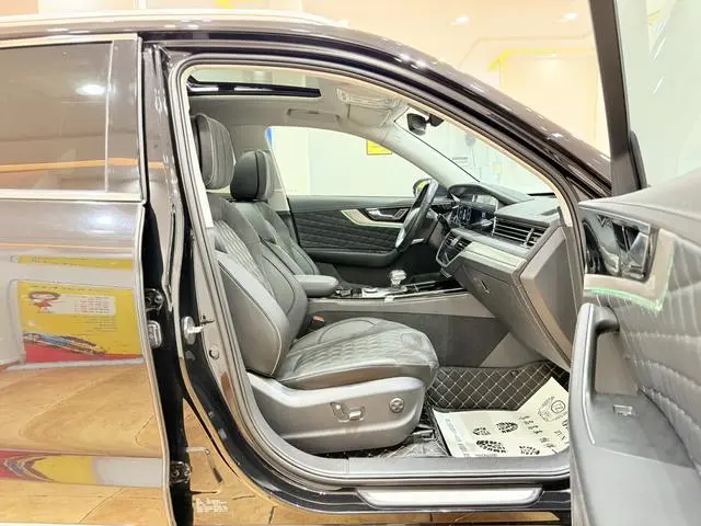 Hongqi Hongqi HS5 2.0T Zhilian flag collar four-wheel drive version