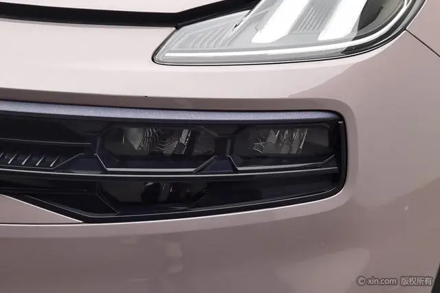 LYNK & CO Lynk 06 1.5T Shero Pink Special Edition