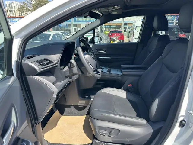 TOYOTA Saina Facelifted dual engine 2.5L Premium Edition