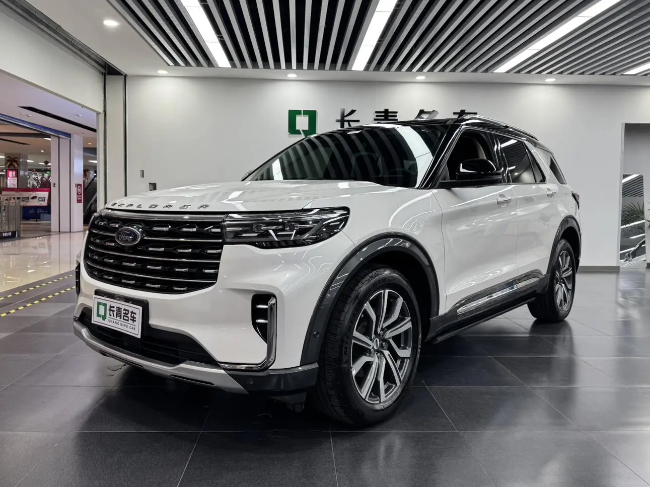 Ford Explorer EcoBoost 285 four-wheel drive titanium version 6 seats