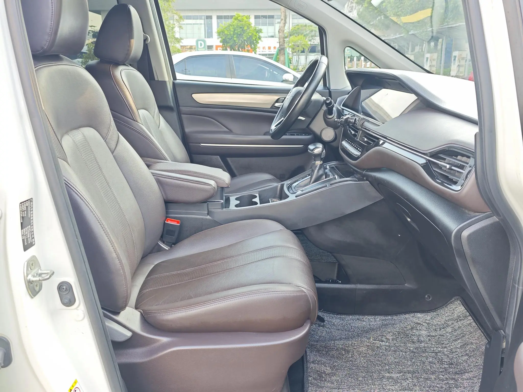GAC Trumpchi M6 270T automatic Premium Edition 7-seater Country V