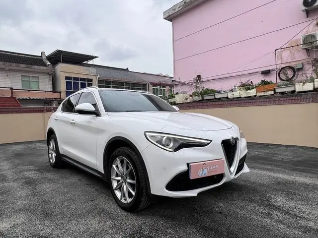 Alfa Romeo Stelvio 2.0T 200HP Deluxe Edition