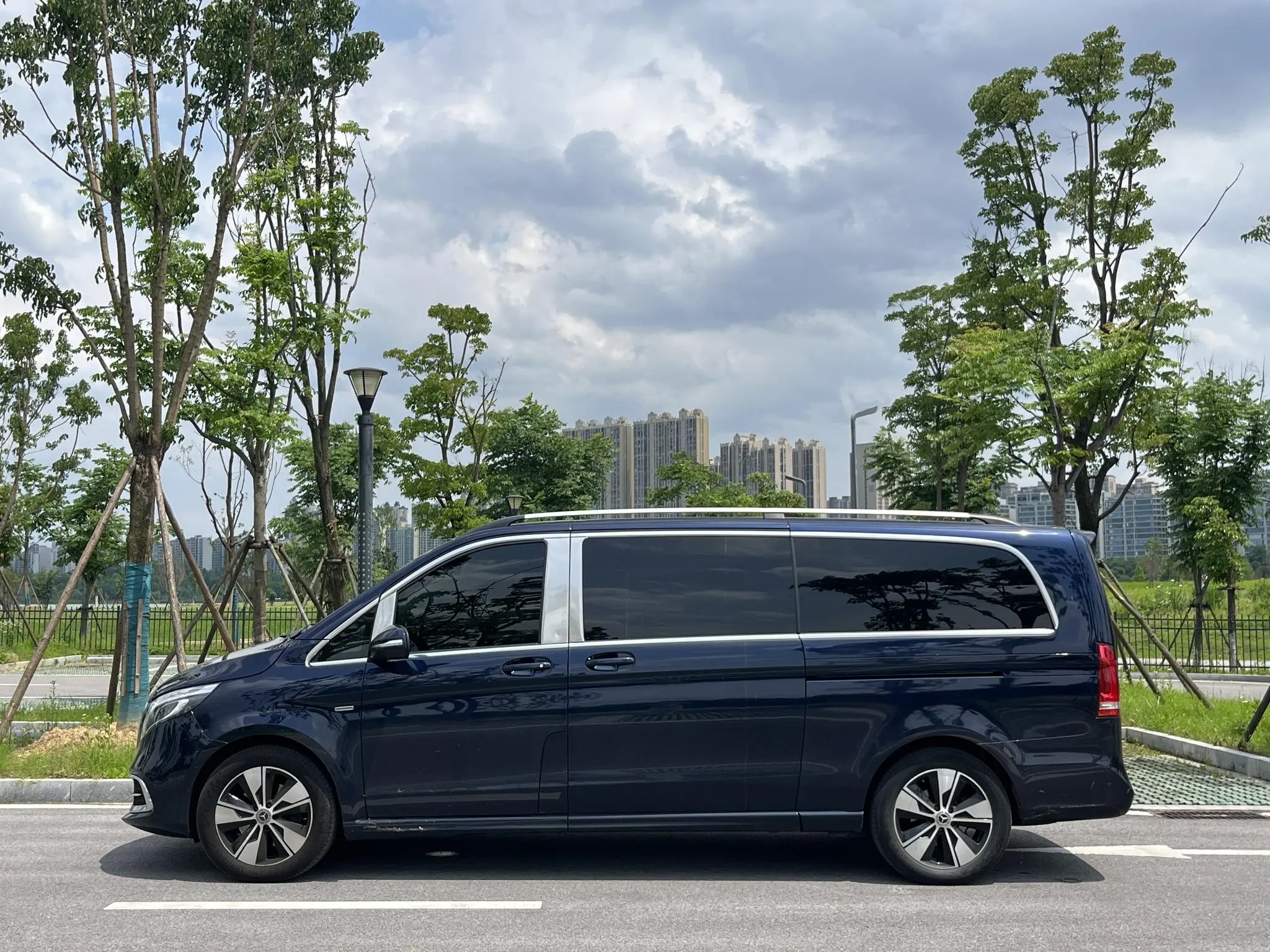 Mercedes-Benz Mercedes-Benz V-class V 260 L Long Wheelbase Premium Edition