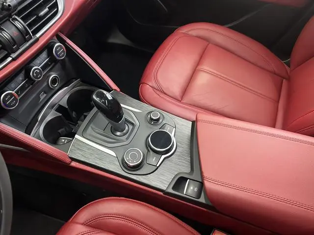 Alfa Romeo Stelvio 2.0T 200HP Deluxe Edition