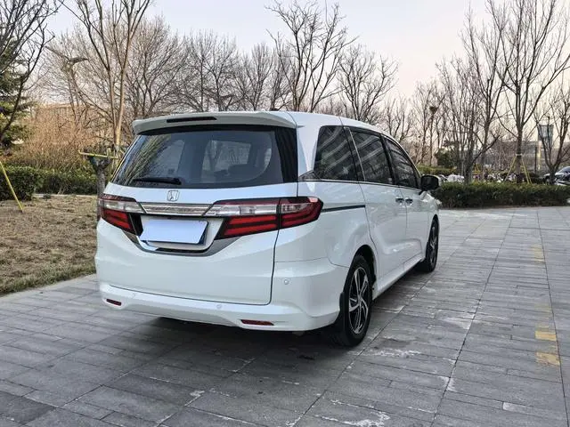 Honda Odyssey 2.4L Deluxe Edition