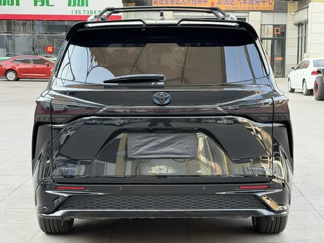 TOYOTA Saina 2.5L Hybrid Deluxe Edition