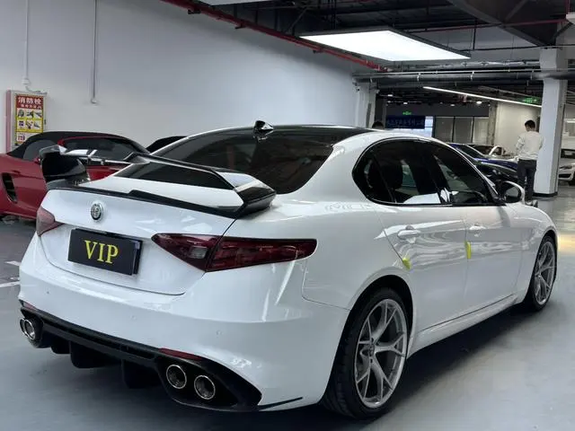 Alfa Romeo Giulia 2.0T 200HP Deluxe Edition