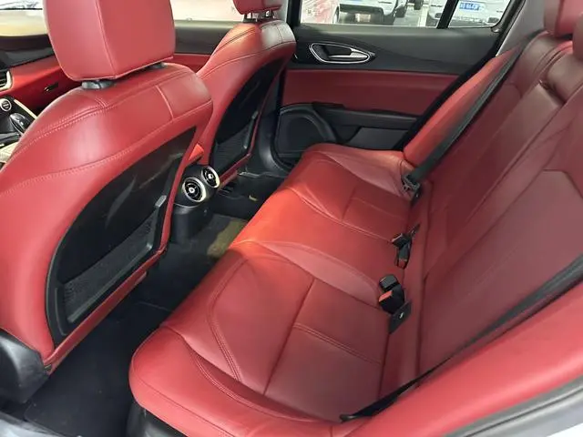 Alfa Romeo Giulia 2.0T 200HP Deluxe Edition