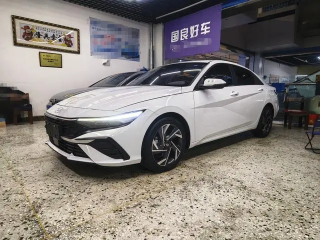 Hyundai Elantra 1.5L CVT LUX Premium Edition