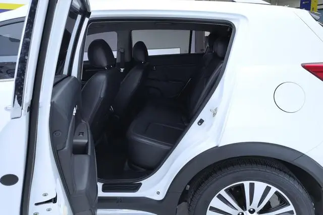 Kia Smart running 2.0L automatic two-wheel drive version DLX