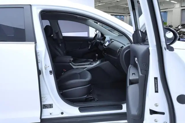 Kia Smart running 2.0L automatic two-wheel drive version DLX