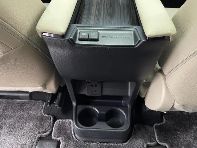 TOYOTA Saina 2.5L Hybrid Extreme Edition