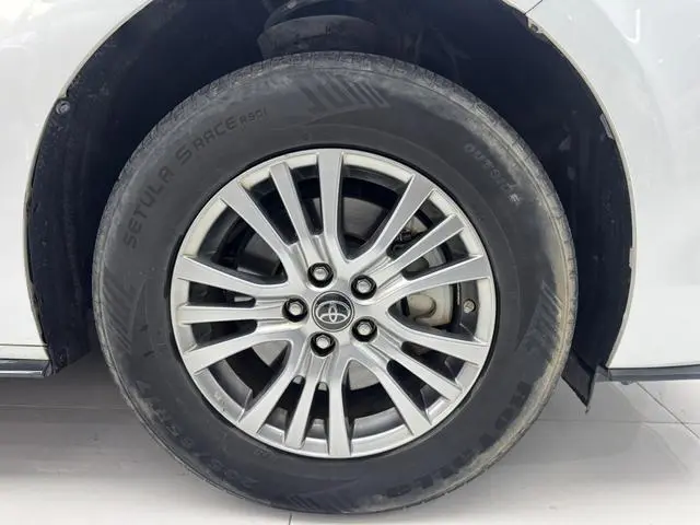 TOYOTA Saina 2.5L Hybrid Deluxe Edition
