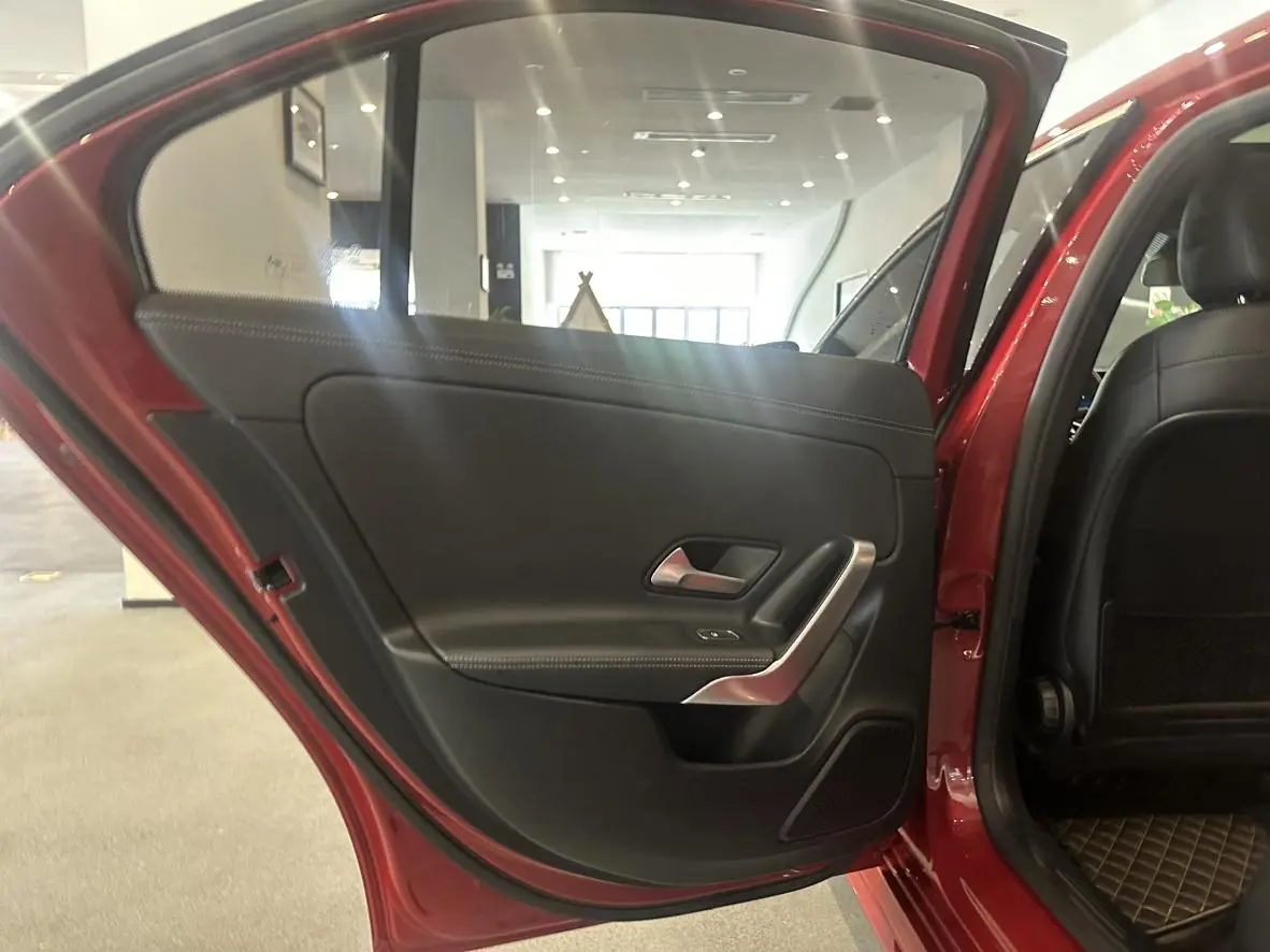 Mercedes-Benz Mercedes-Benz A-class Facelift A 180 L sports sedan