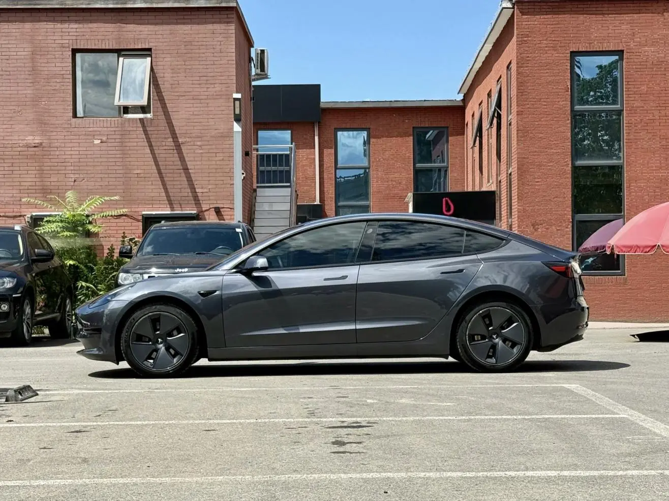 Tesla Model 3 Upgraded version of standard battery life rear drive