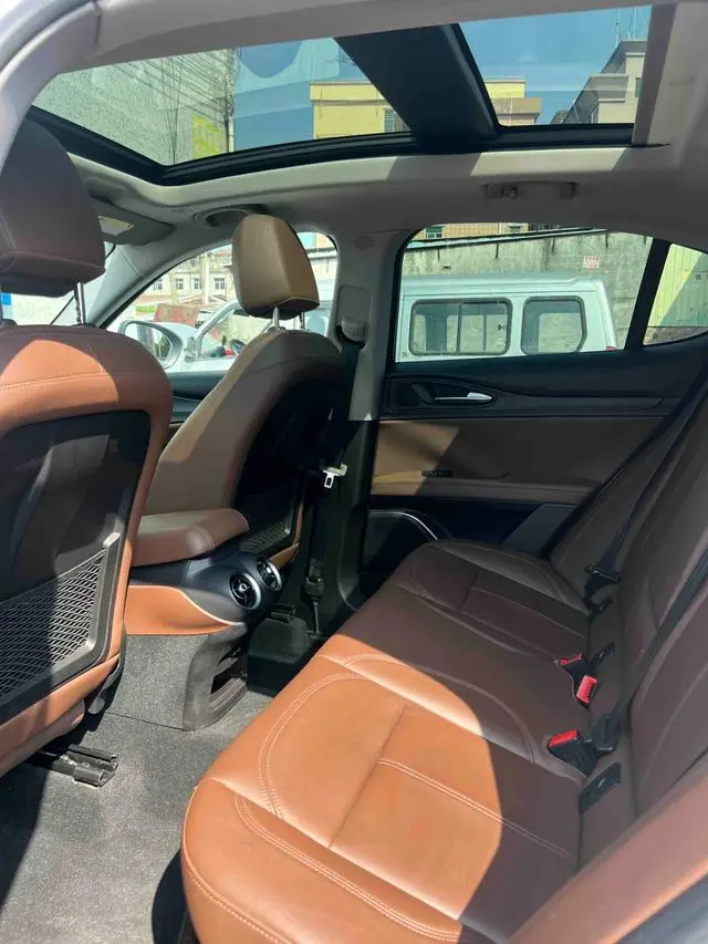 Alfa Romeo Stelvio 2.0T 200HP Deluxe Edition