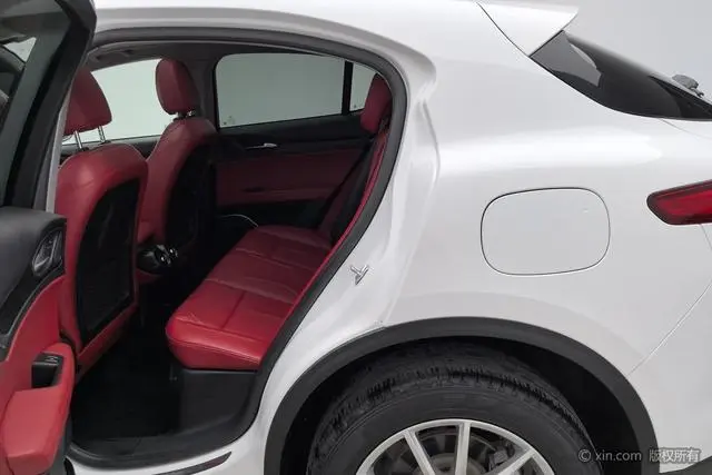 Alfa Romeo Stelvio 2.0T 200HP Deluxe Edition