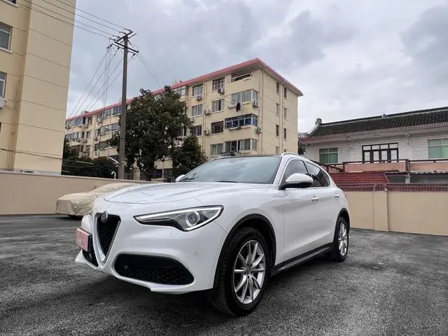 Alfa Romeo Stelvio 2.0T 200HP Deluxe Edition