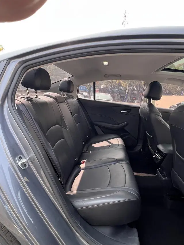Roewe Roewe i5 1.5L CVT Deluxe Edition