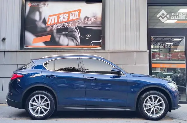 Alfa Romeo Stelvio 2.0T 200HP Deluxe Edition
