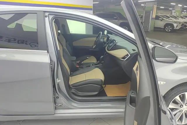 Chevrolet Cruze 320 automatic Enjoy Skylight version