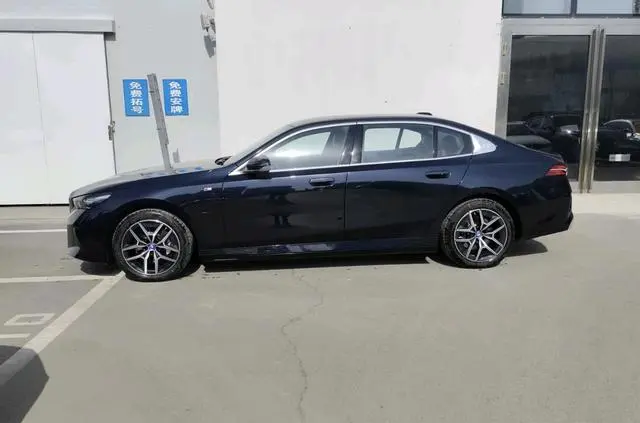 BMW BMW i5 eDrive35L M sports suit