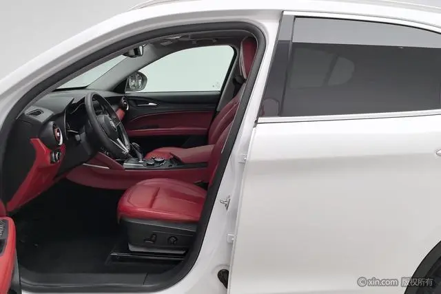 Alfa Romeo Stelvio 2.0T 200HP Deluxe Edition