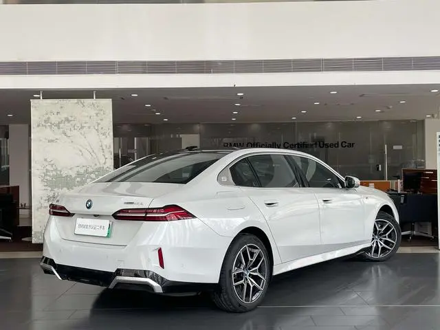 BMW BMW i5 eDrive40L M sports suit