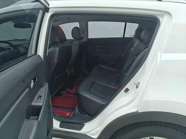 Kia Smart running 2.0L automatic two-wheel drive version DLX