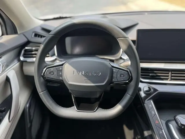 LYNK & CO Lynk & Co. 06 EM-P PHEV Remix Pro