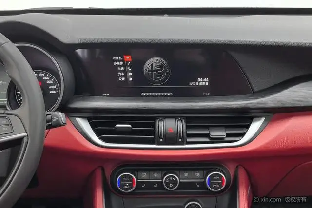 Alfa Romeo Stelvio 2.0T 200HP Deluxe Edition