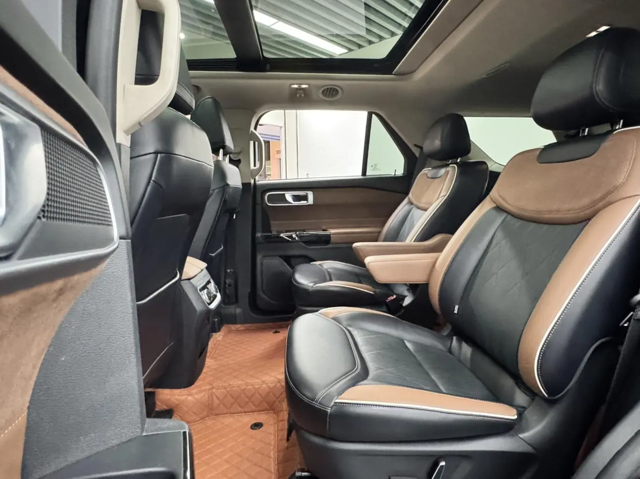 Ford Explorer 2.3T EcoBoost four-wheel drive titanium version 6 seats