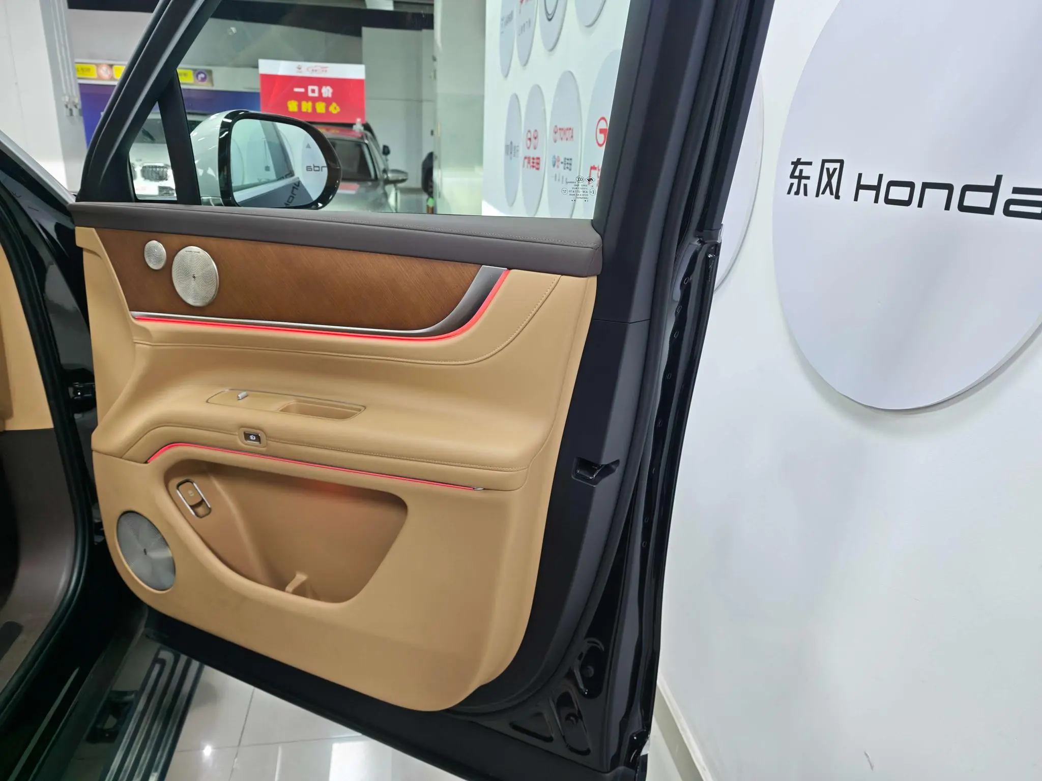 AITO Ask the world M9 Extended range Ultra six-seater version