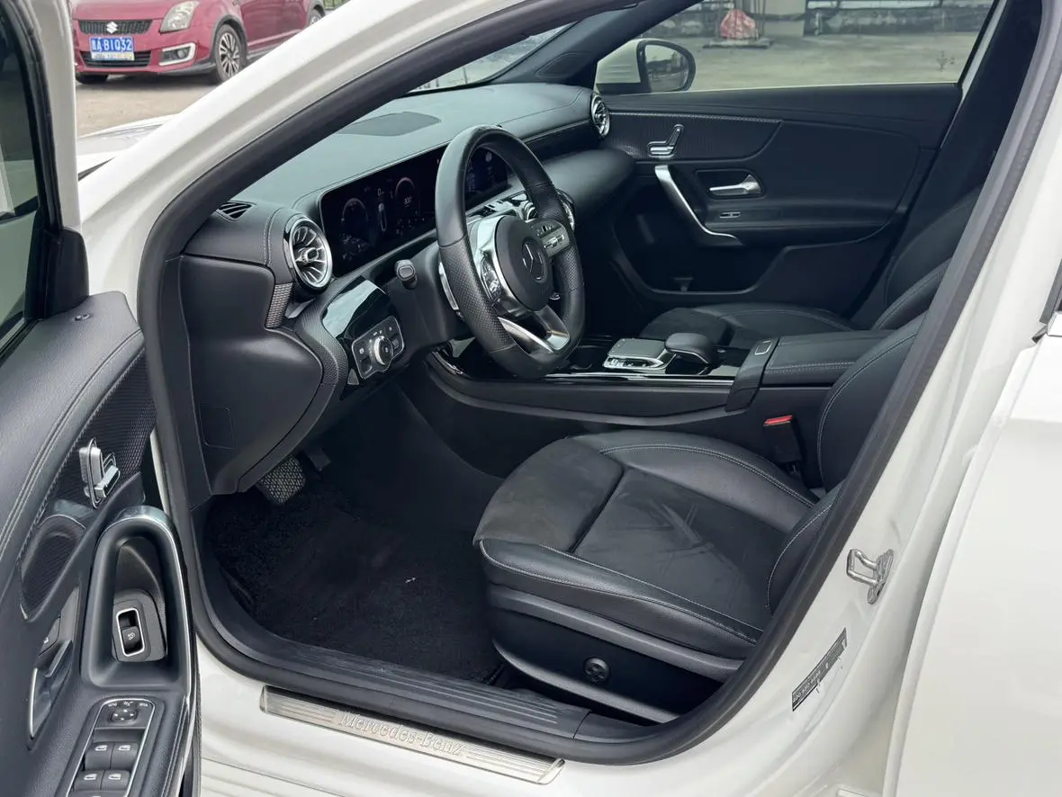 Mercedes-Benz Mercedes-Benz A-class Facelift A 200 L sports sedan
