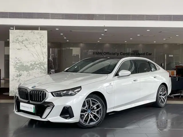 BMW BMW i5 eDrive40L M sports suit