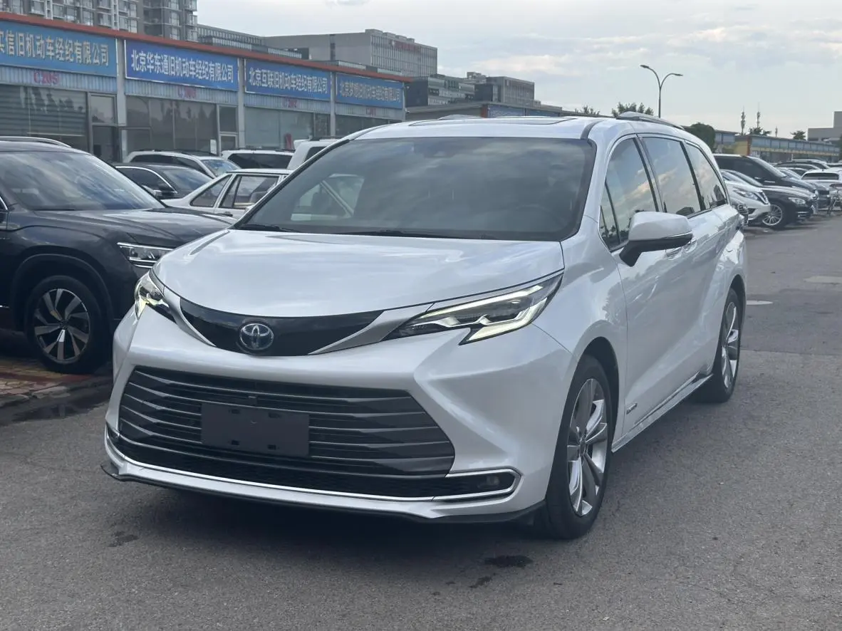 TOYOTA Saina Facelifted dual engine 2.5L Premium Edition