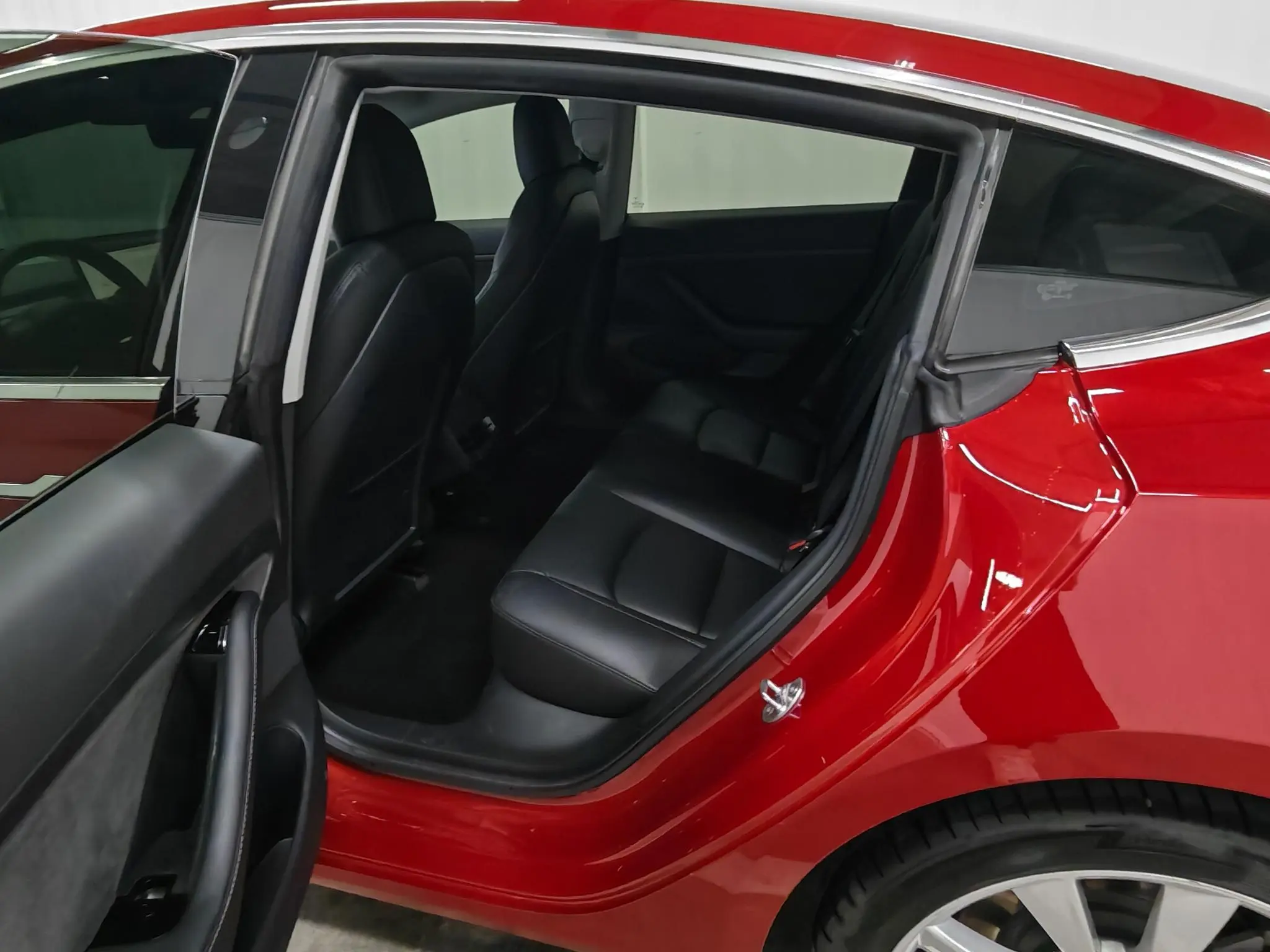 Tesla Model 3 Facelift, long battery life, rear-wheel drive version