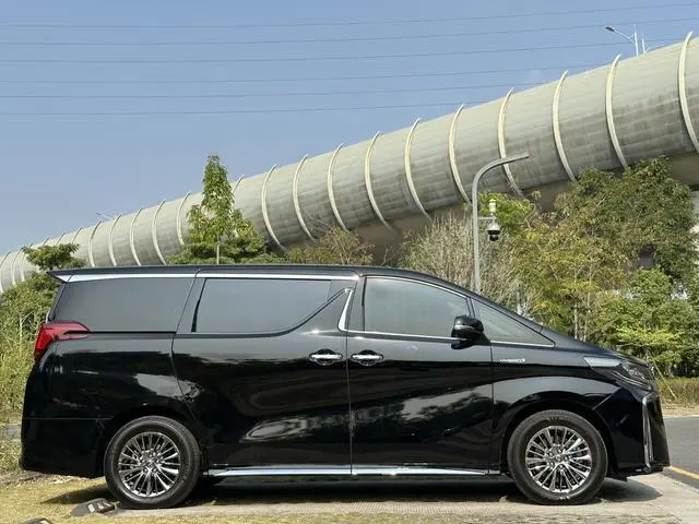 TOYOTA Elfa Dual Engine 2.5L Premium Edition