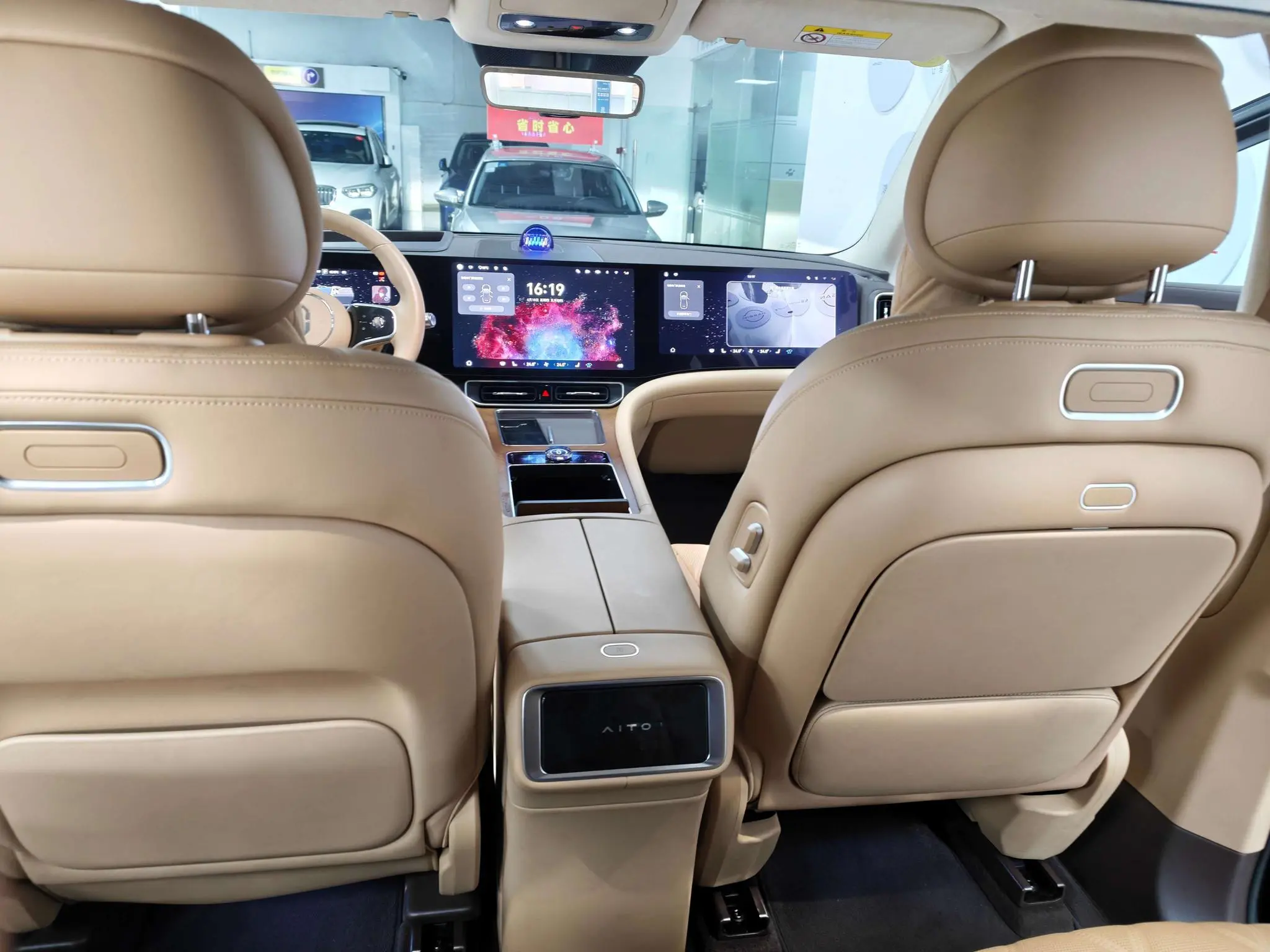 AITO Ask the world M9 Extended range Ultra six-seater version