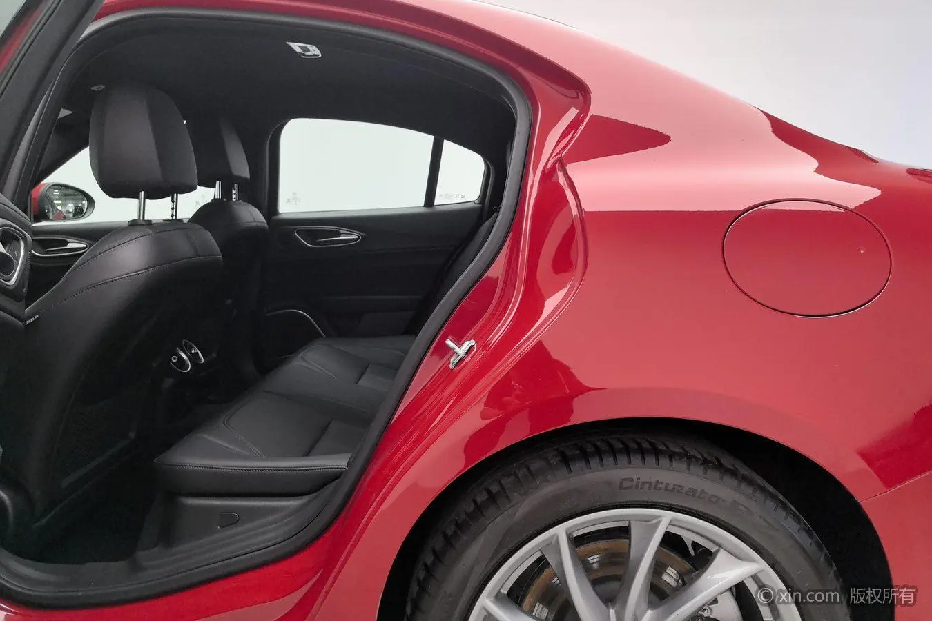 Alfa Romeo Giulia 2.0T 280HP Ti driving control version