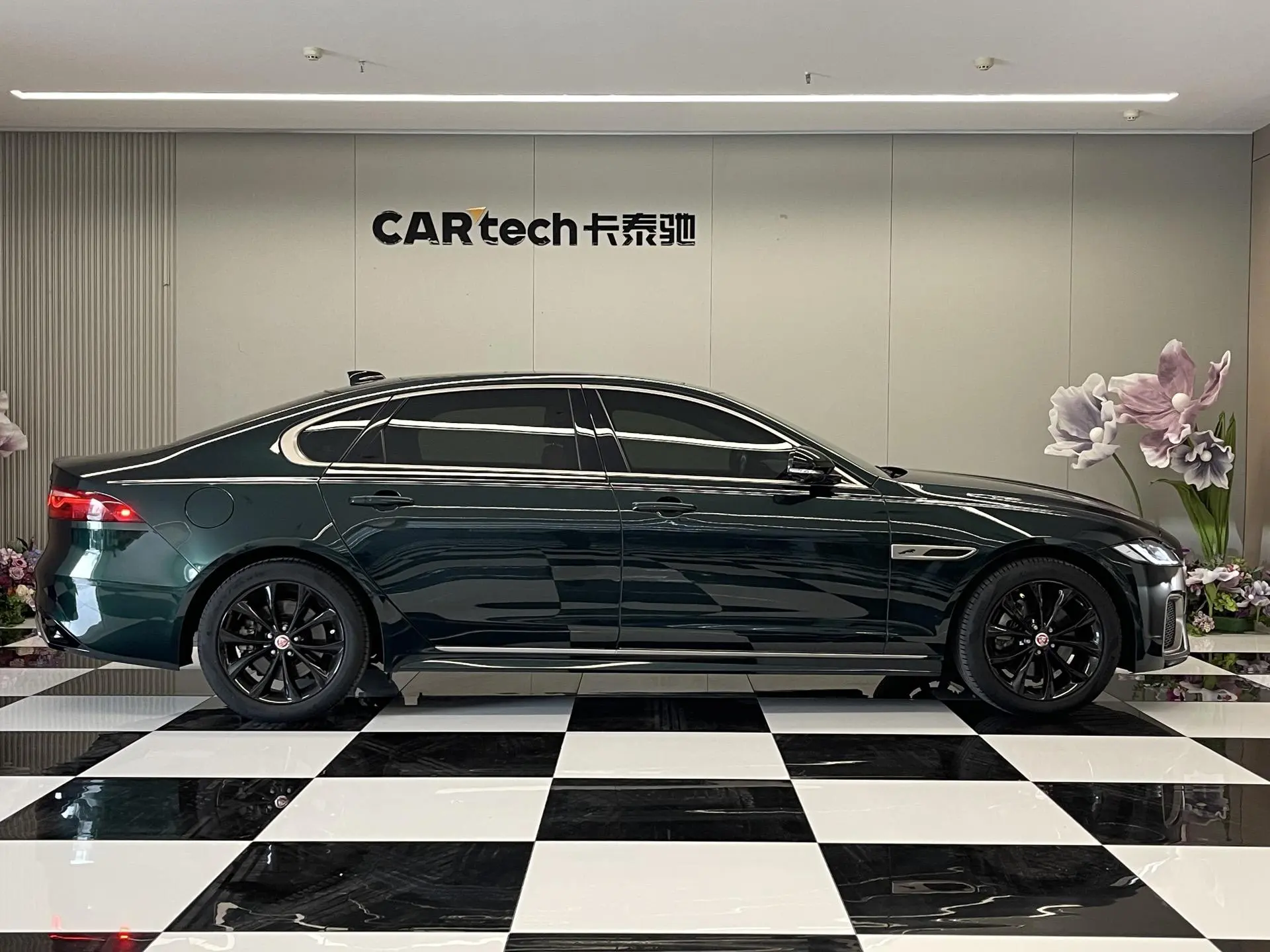 Jaguar Jaguar XFL 2.0T P250 two-wheel drive elite sports gilt edition