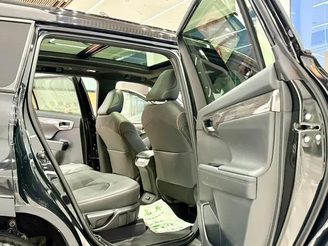 TOYOTA Crown Lufang 2.0T automatic four-wheel drive Jinyao version