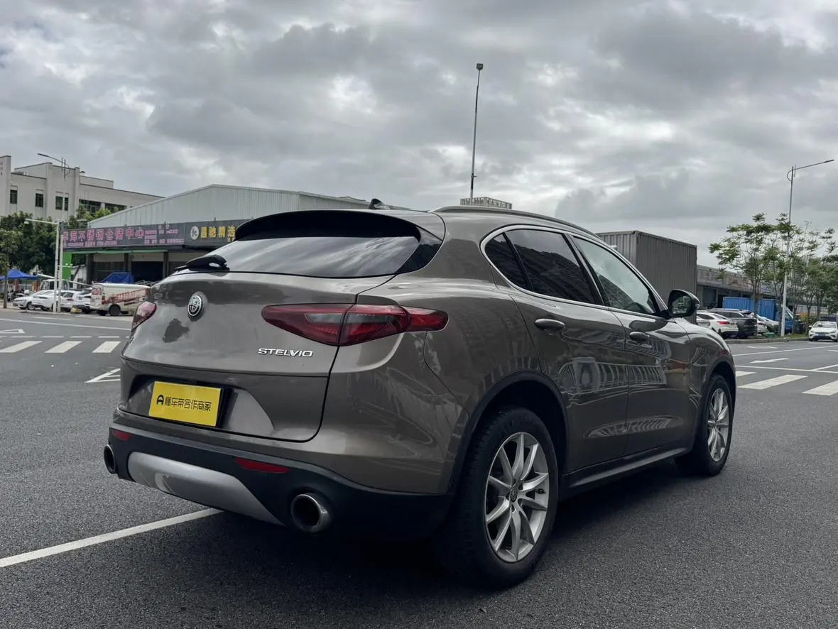 Alfa Romeo Stelvio 2.0T 280HP Deluxe Edition