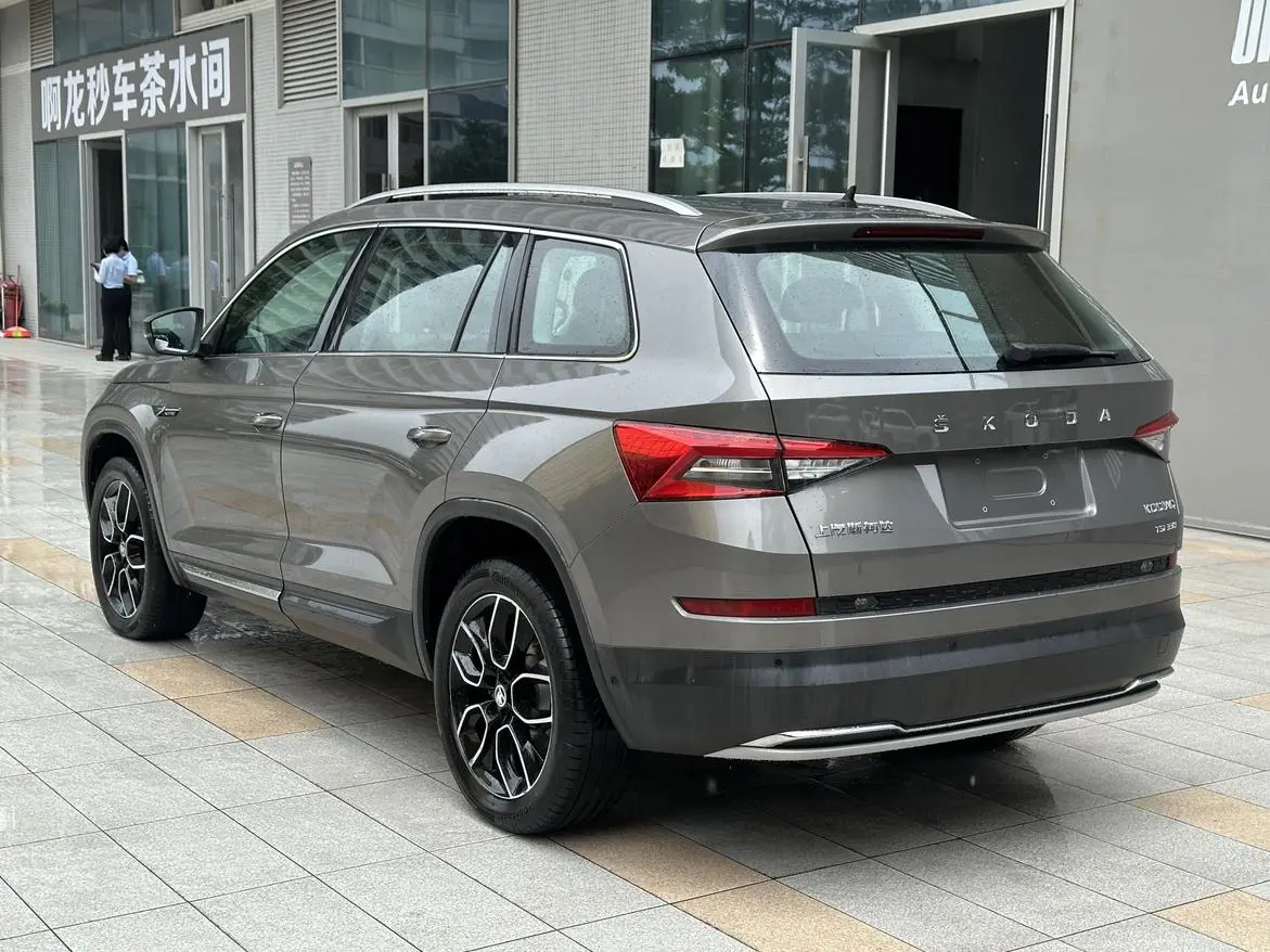 Skoda Kodiak Facelifted ZI330 7-seater two-wheel drive luxury premium edition Country VI