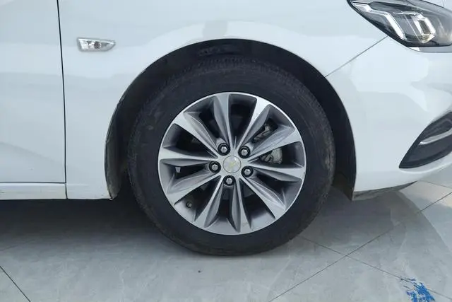 Chevrolet Cruze 320 automatic Enjoy Skylight version
