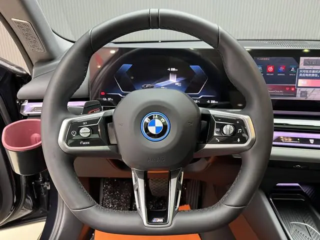 BMW BMW i5 eDrive40L M sports suit
